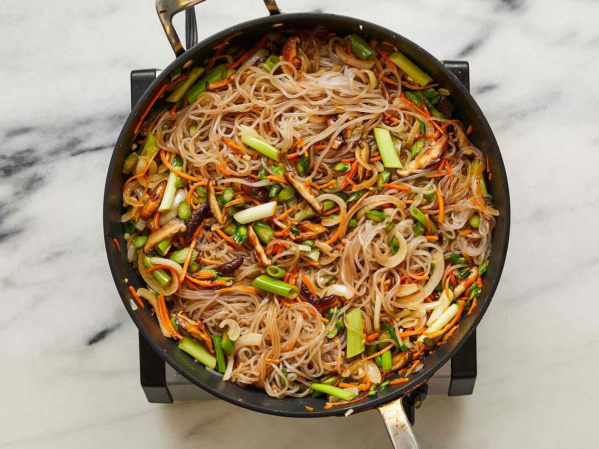 Søtpotetglassnudler (Vegan Japchae)